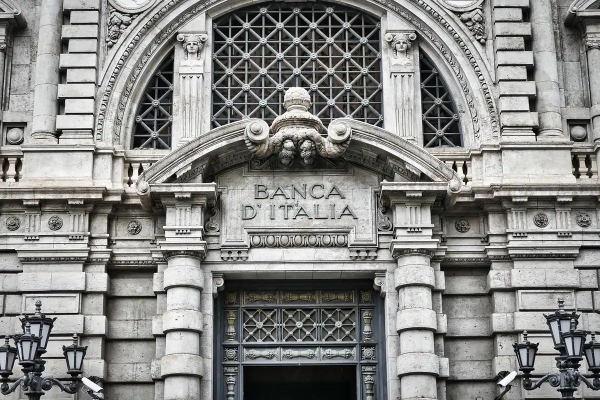 Fațada unei clădiri de bancă, cu intrare monumentală, într-un peisaj urban