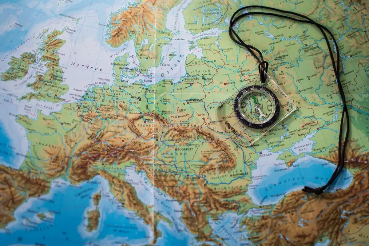 Busolă așezată pe o hartă fizică a Europei