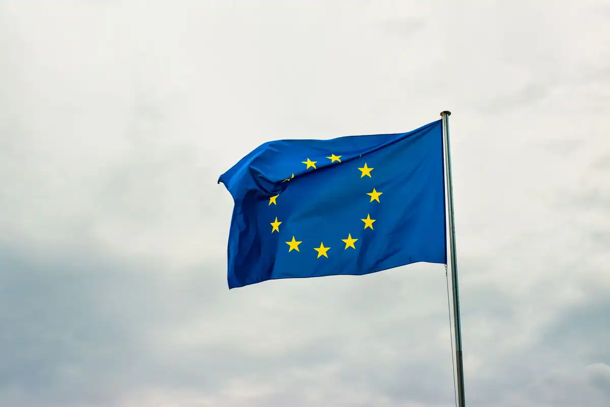 Steagul Uniunii Europene fluturând pe cerul înnorat