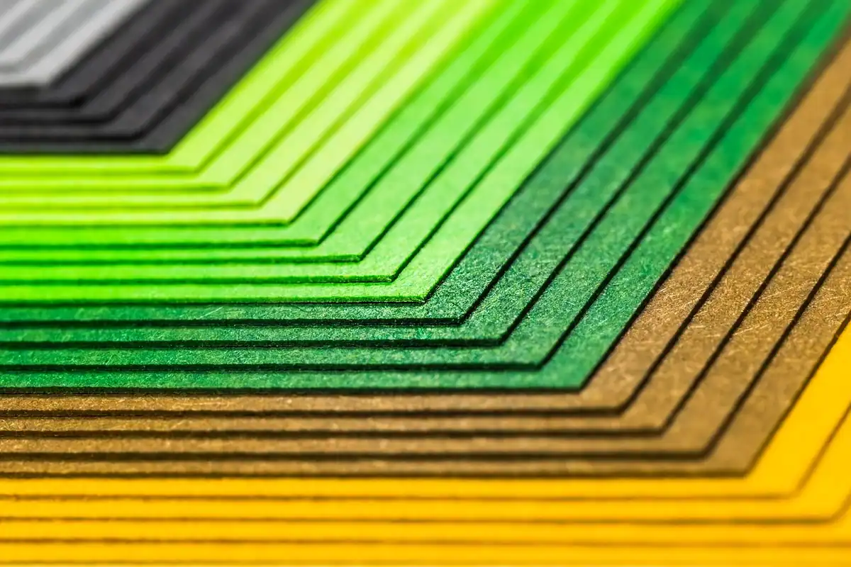 Teanc de coli de hârtie colorate, văzute de aproape, într-un birou