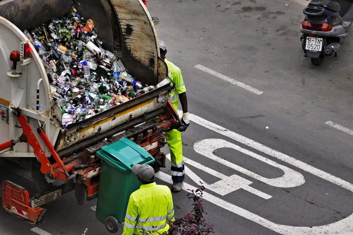 Containere pentru deșeuri și reciclare, cu gunoi strâns în jurul lor