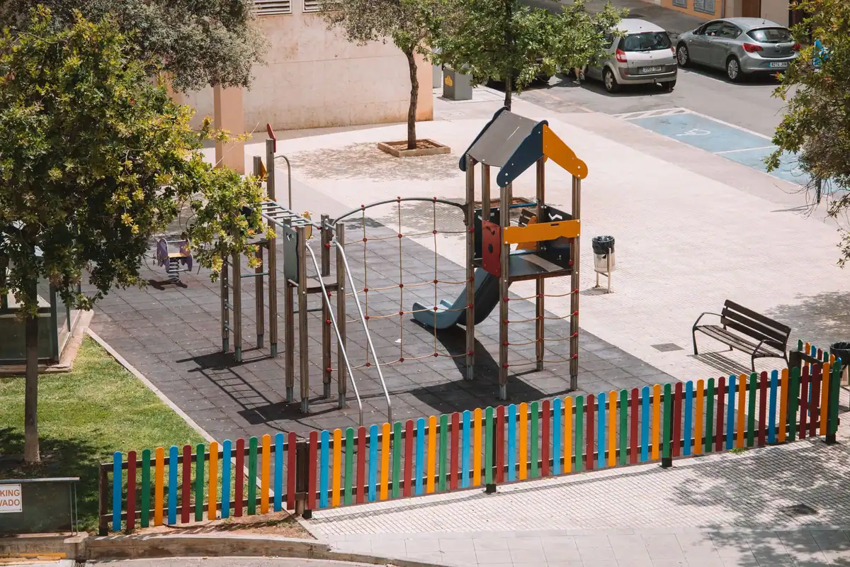 Loc de joacă colorat, văzut de sus, amenajat într-un cartier