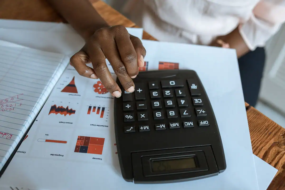 Calculator și grafice pe birou, folosite la întocmirea unui buget