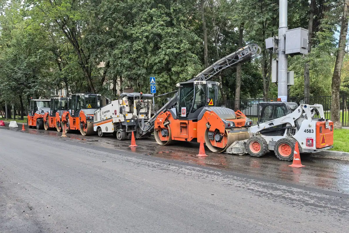 Utilaje de construcții aliniate pe o stradă în lucru