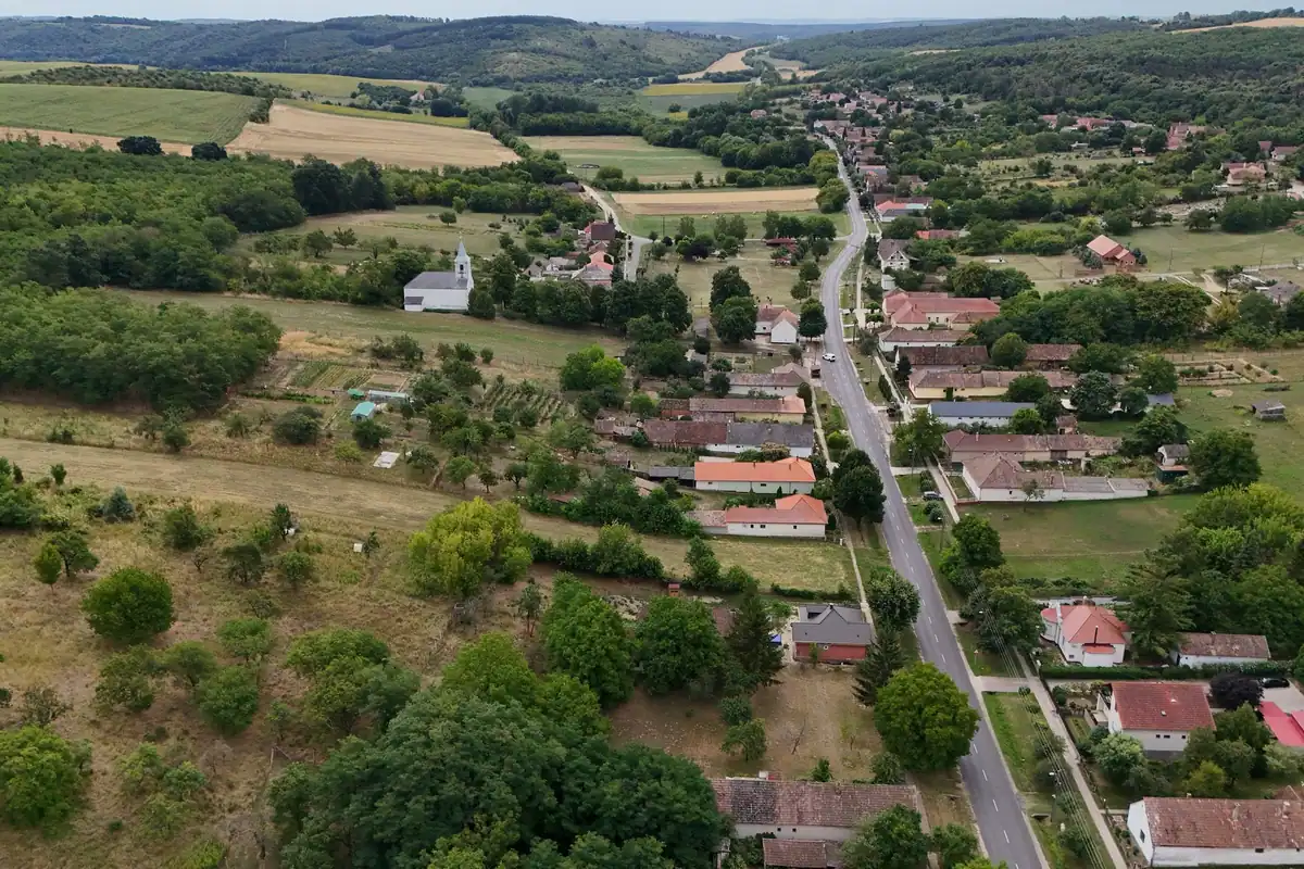 Sate și câmpuri cu drum asfaltat, văzute de sus