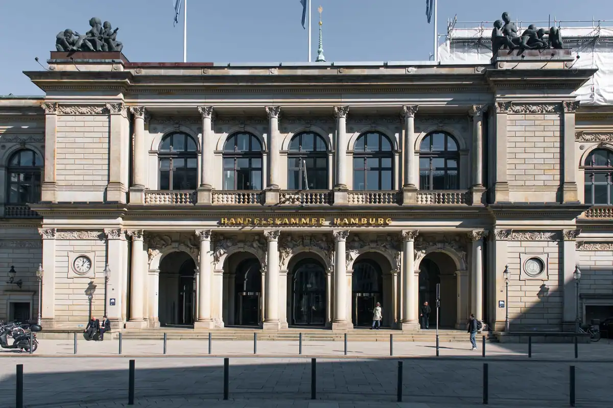 Fațada clasică a unei clădiri administrative dintr-un oraș mare