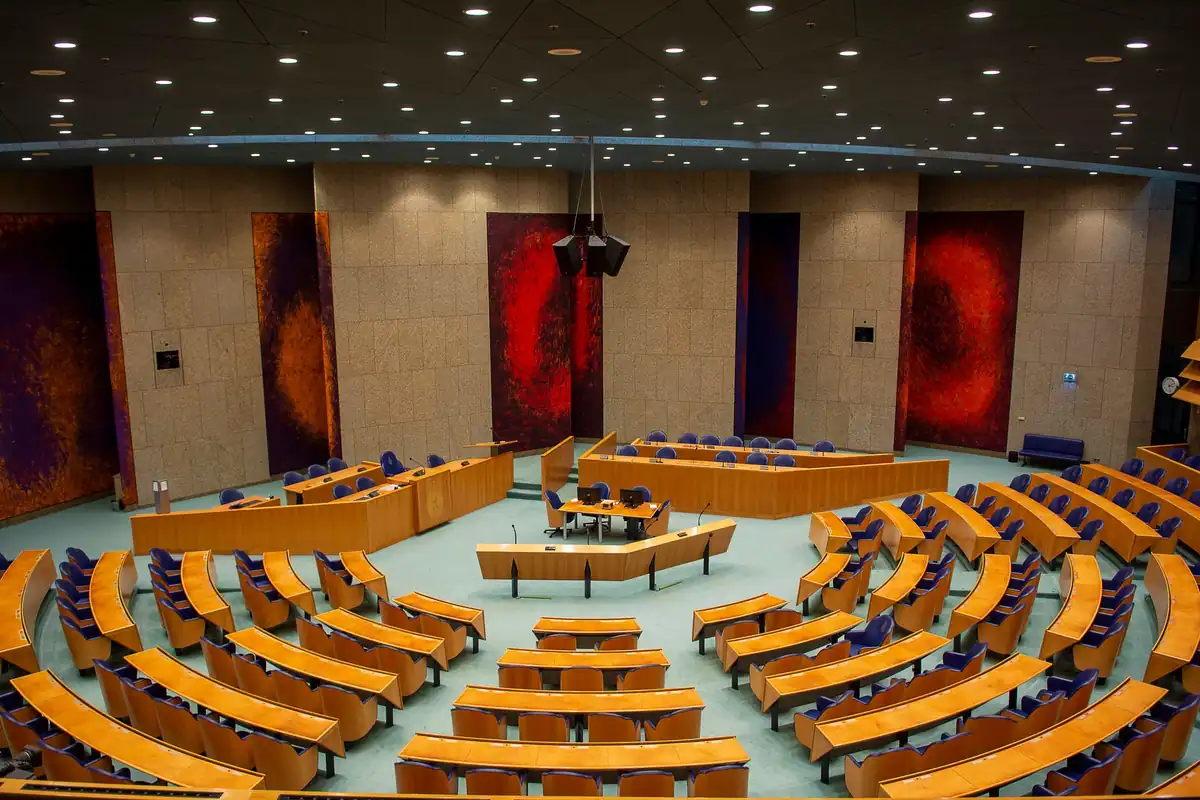 Hemiciclu cu locuri așezate în cerc într-un parlament