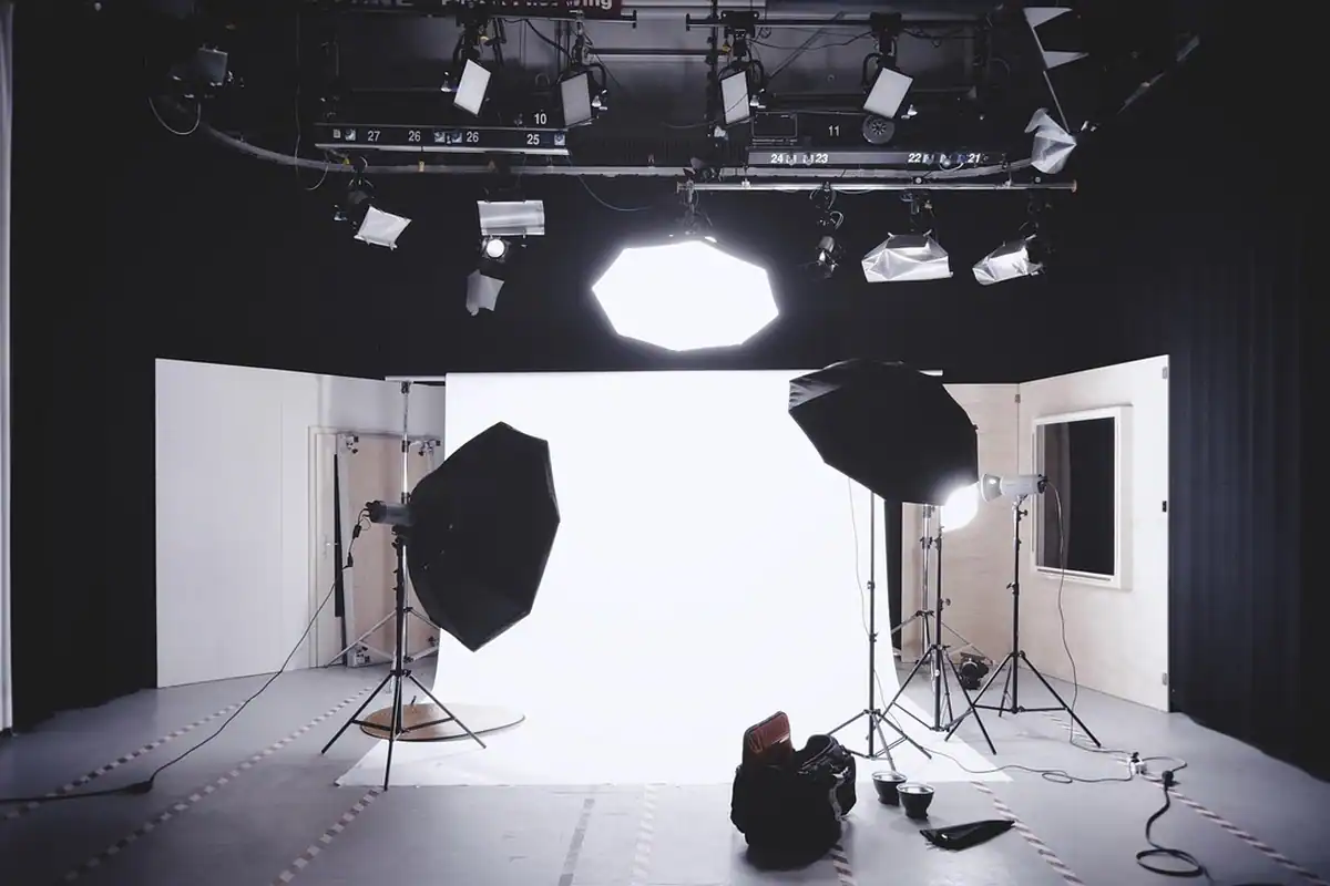 Echipament de iluminat și reflectoare într-un studio foto, într-o cameră