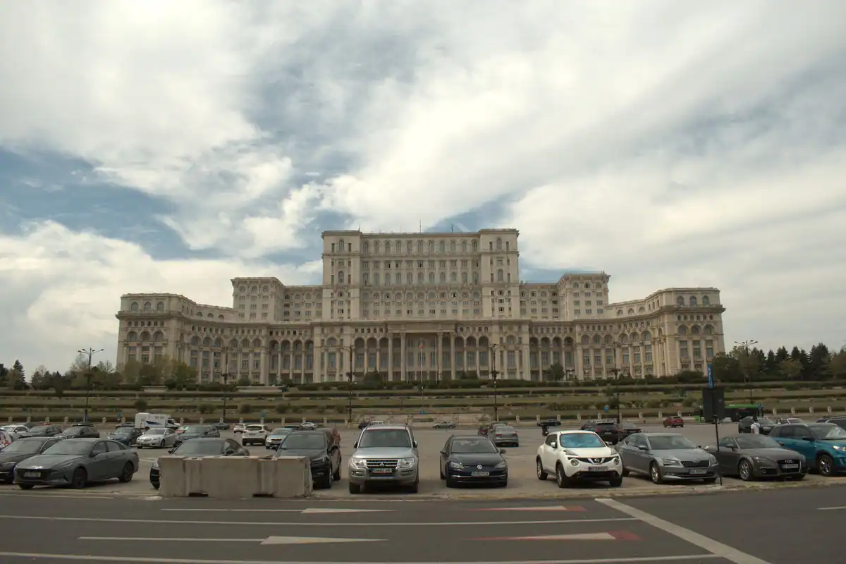Palatul Parlamentului din București, văzut ziua sub cer înnorat