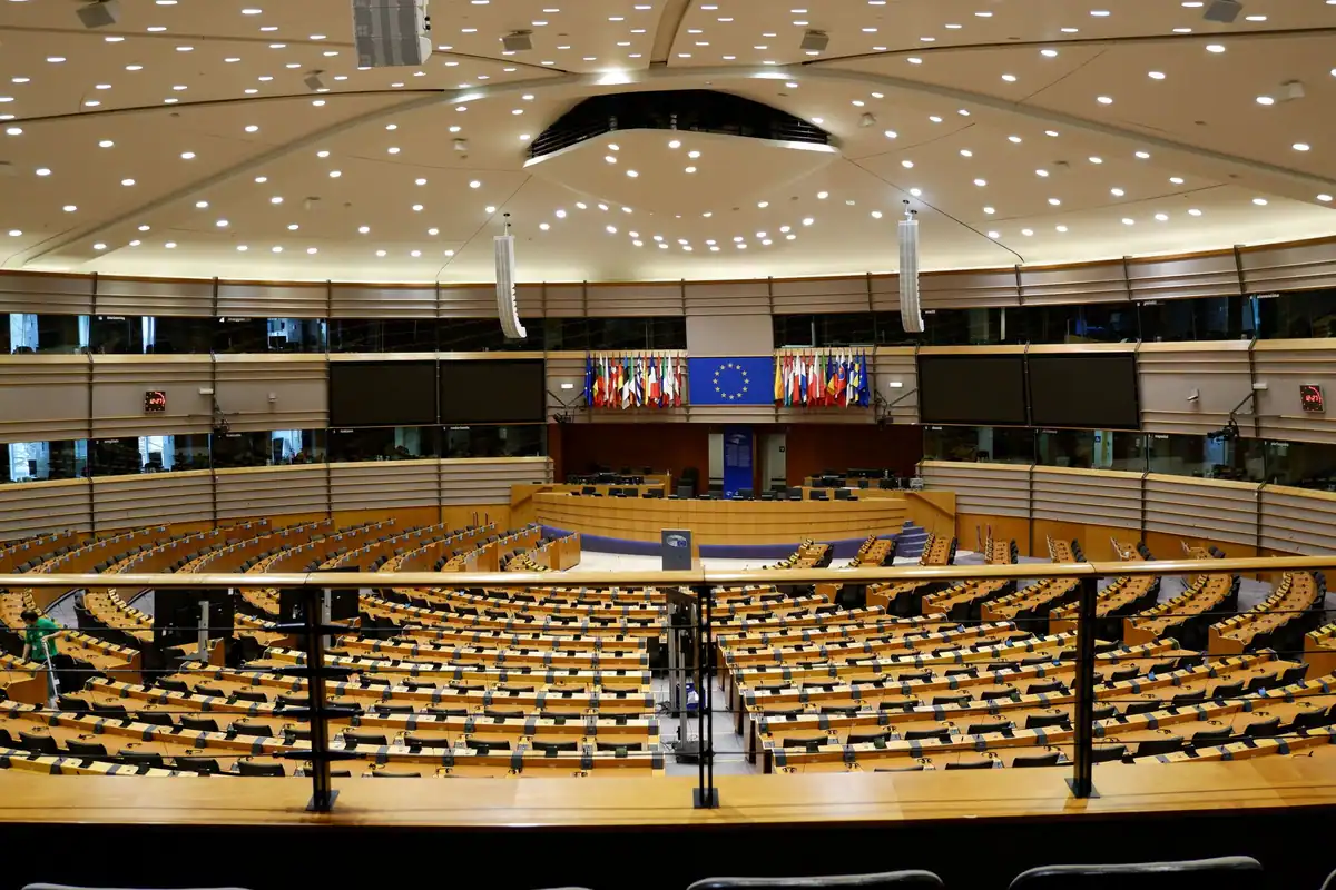 Hemiciclu european gol, cu rânduri de locuri și birouri