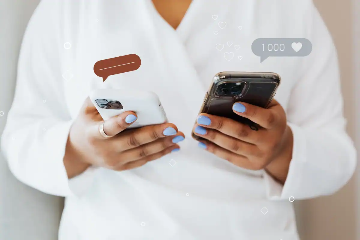Femeie ținând două telefoane cu notificări de la rețelele sociale