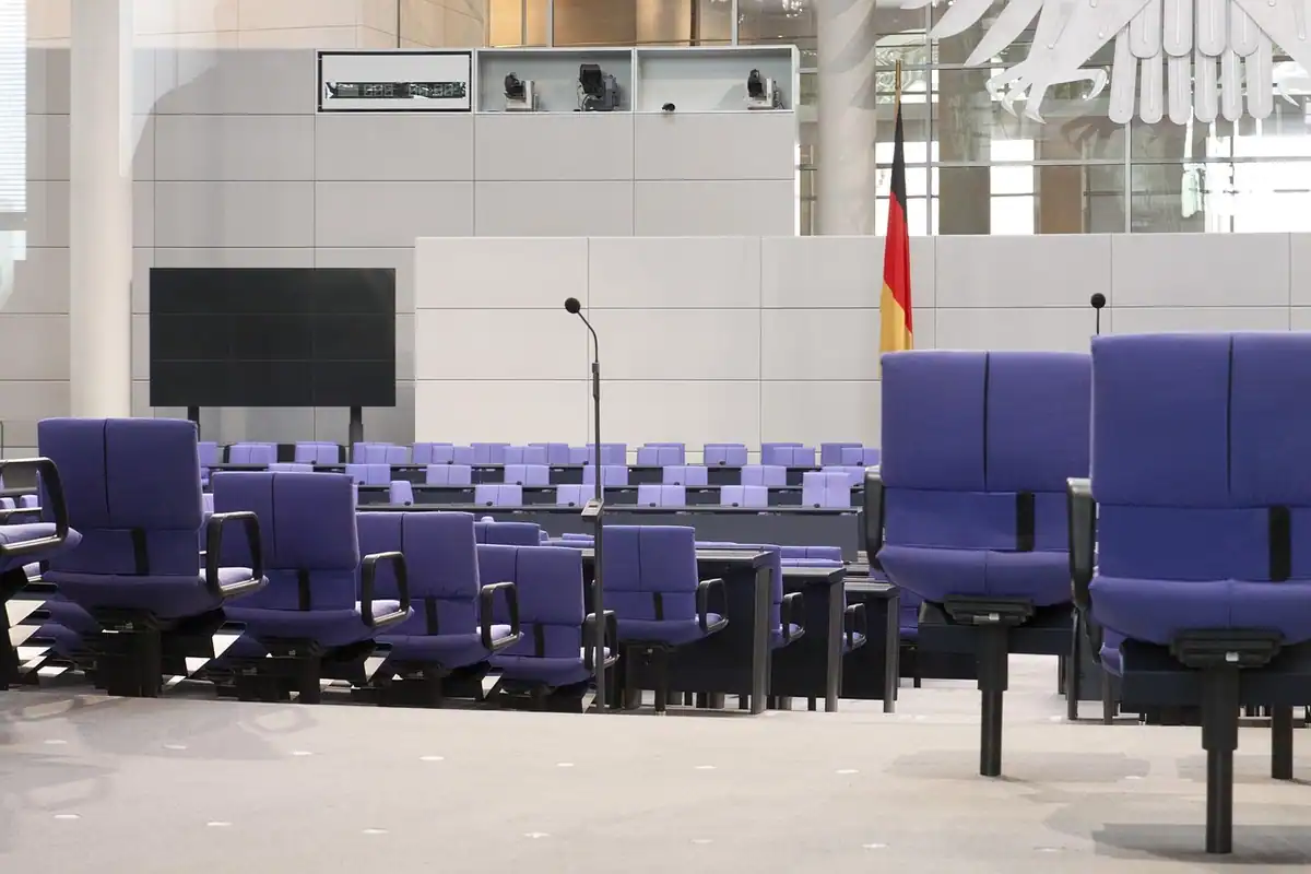 Clădire guvernamentală impunătoare dintr-o capitală europeană, văzută din exterior