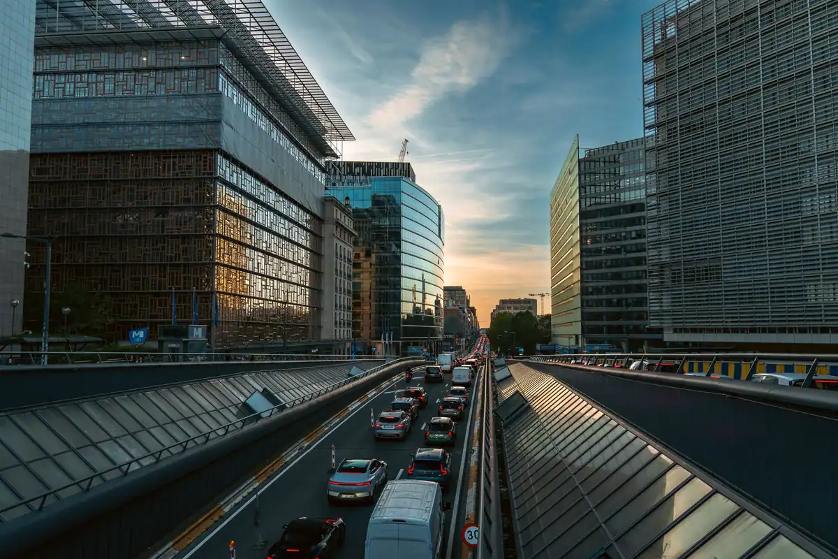Clădiri de birouri moderne pe o stradă largă din Bruxelles, la apus