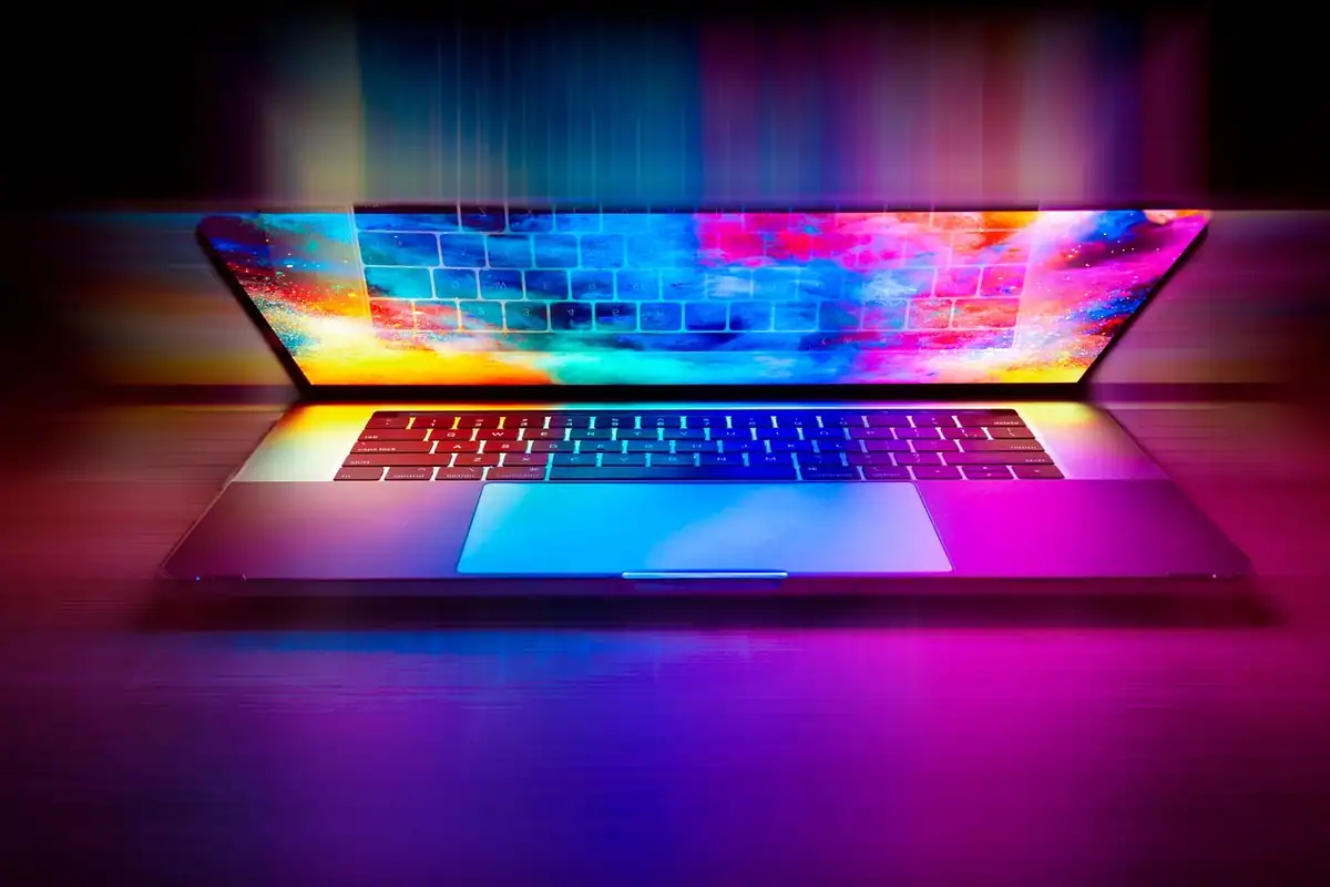 Laptop deschis pe un birou, cu ecranul aprins, într-un spațiu de lucru
