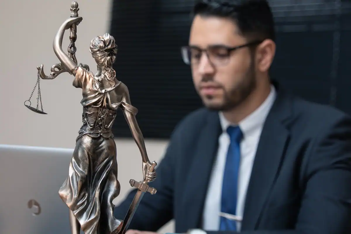 Statuie din bronz a zeiței justiției, cu balanța, simbol al legii