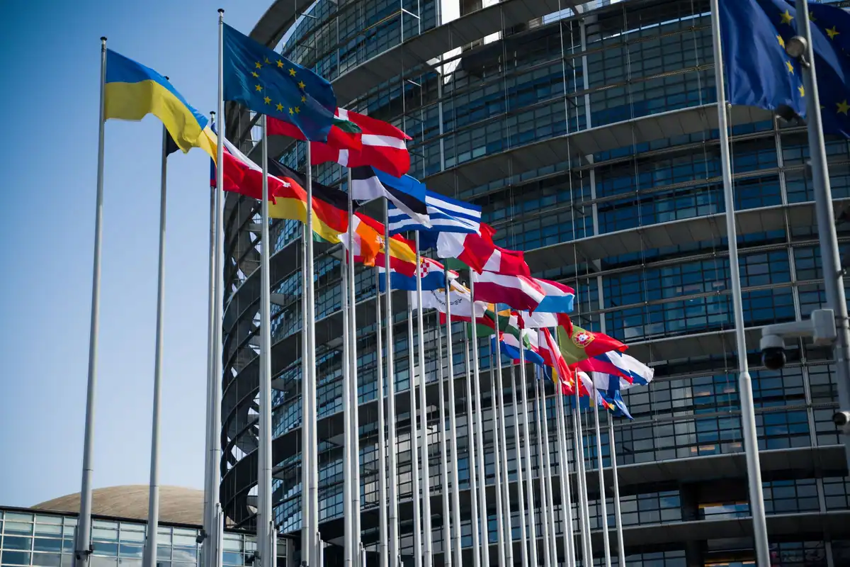 Steagurile țărilor europene în fața unei clădiri moderne